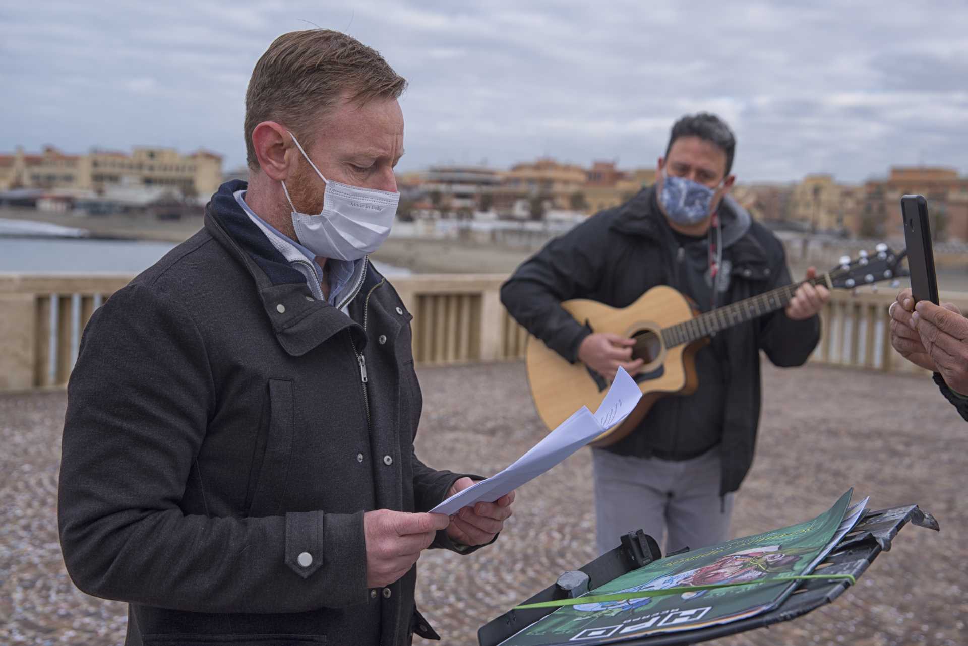 Attacco poetico, flashmob internazionale di poesia che parte da Ostia